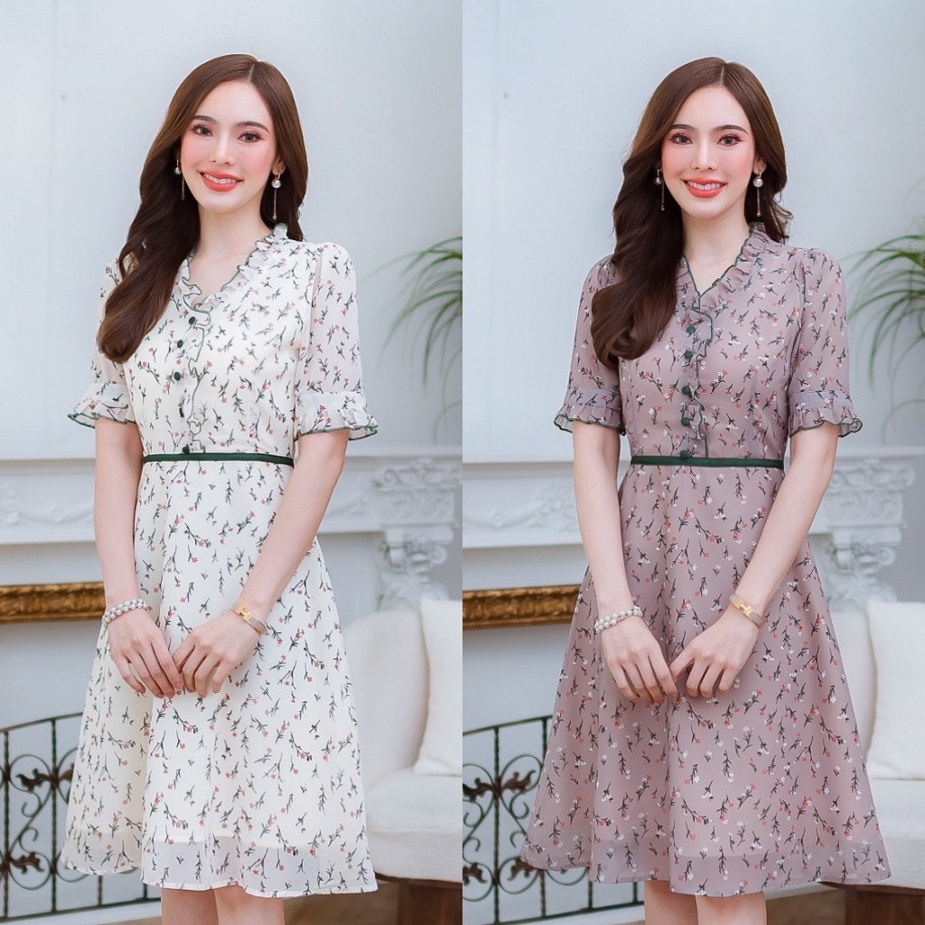 เดรสผ้าชีฟองลายดอกไม้ แพทเทิร์นน่ารักมาก ใส่สวยแน่นอน มีดีเทลคาดขอบเขียวตัดช่วงเอว แต่งกระดุมช่วงอก สวยลงตัวมากค่ะ