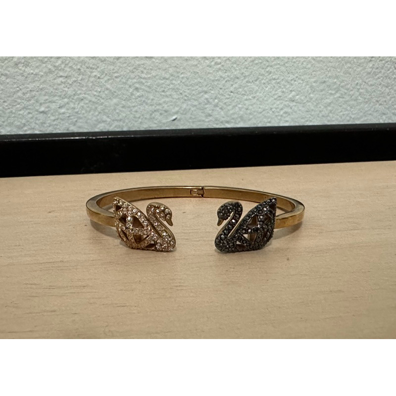 กำไลหงส์ swarovski มือสองสภาพใช้งาน Swan