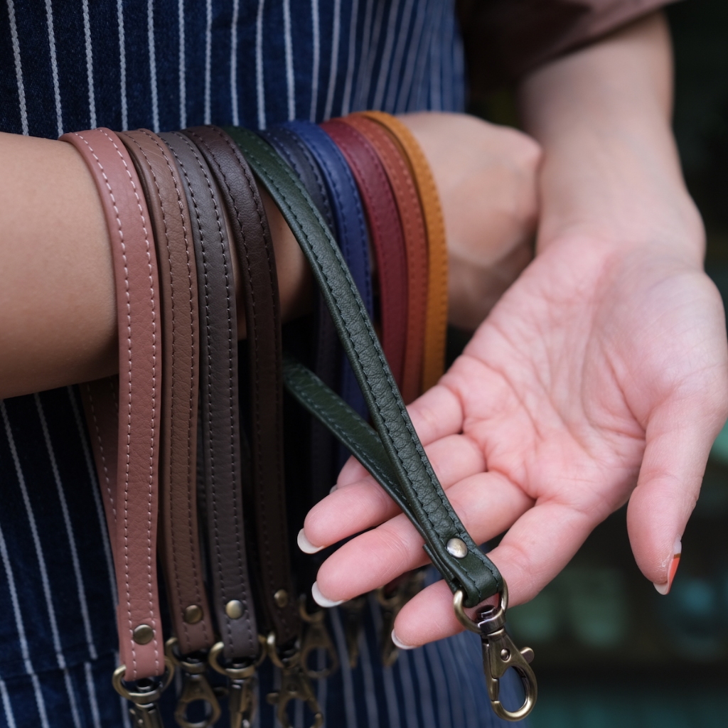 🌟ใส่กับกระเป๋าสตางค์/ใช้เป็นพวงกุญแจได้🌟สายคล้องข้อมือหนังวัวแท้ Wrist Strap (Hatsukoi Leather Bag)