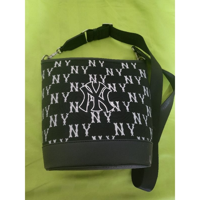 กระเป๋าสะพายข้างทรงถัง MLB