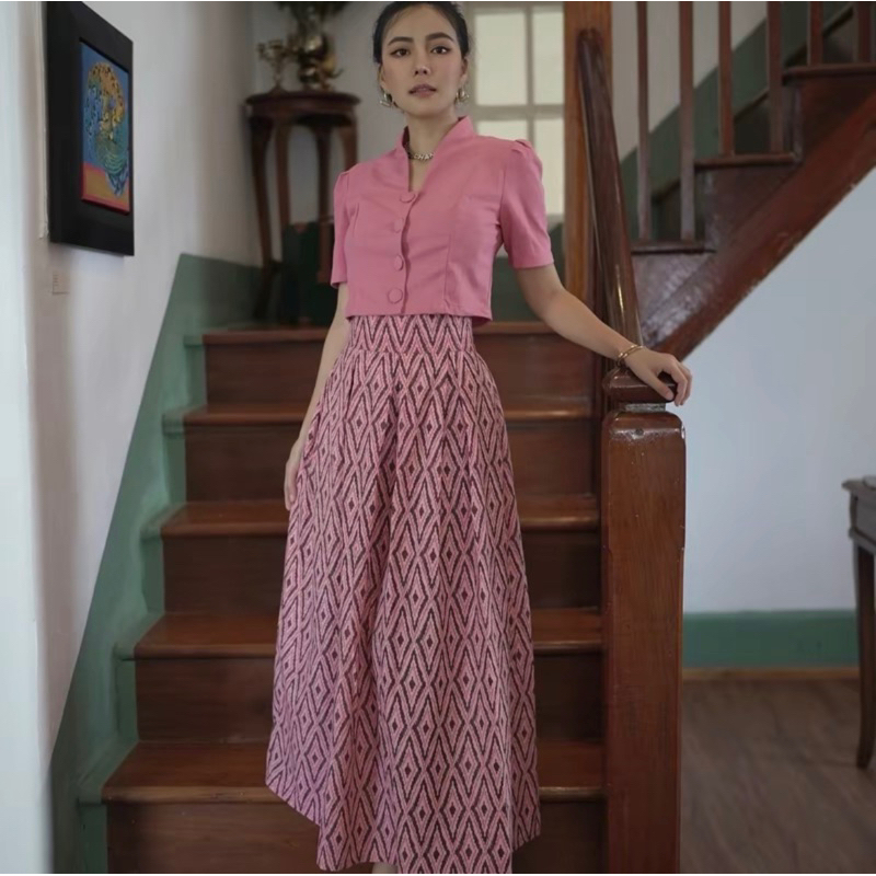 เซ็ตเสื้อคอปีนแขนสั้น กระโปรงลายไทยยาว แบรนด์ Lada Lanna Collection