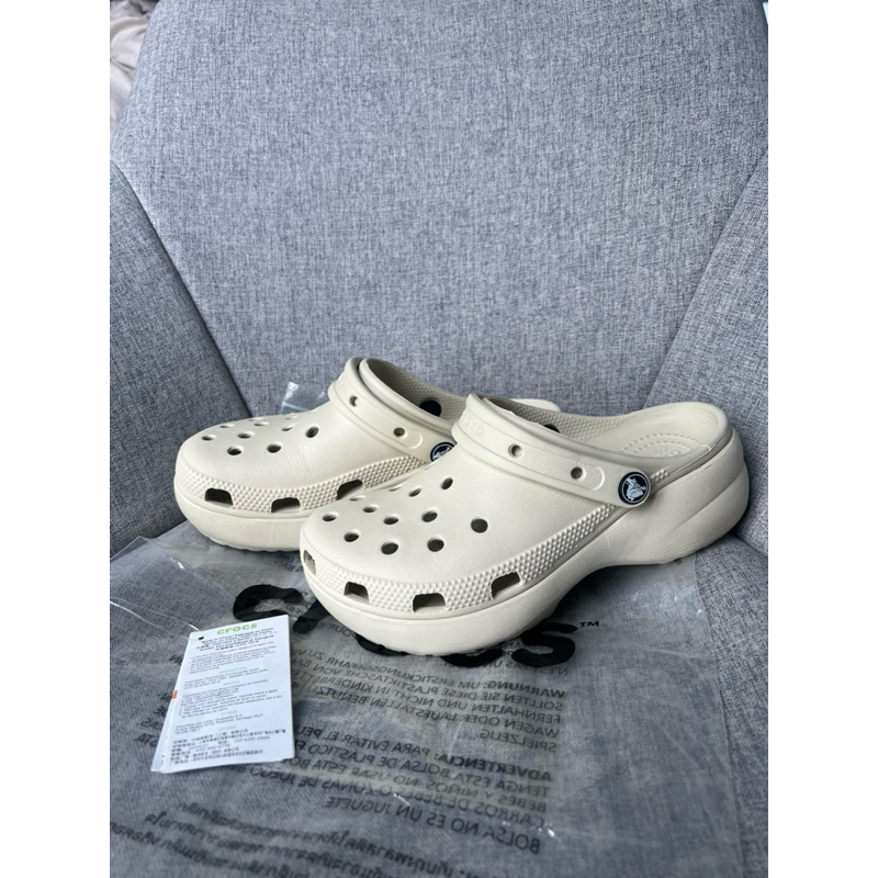 Crocs Platform ของแท้จากช้อปสยาม สีBone SizeW6 สภาพดีไม่มีตำหนิ ขอดูรูปภาพเพิ่มเติมได้ อุปกรณ์มีป้าย