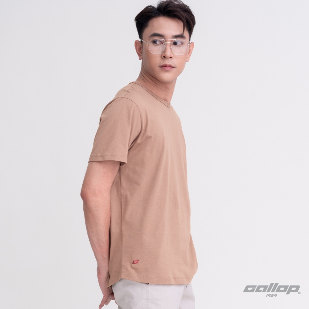 GALLOP : Men's Wear เสื้อยืดคอกลม (Round-necked) รุ่น ชายโค้ง GBT9002 สี Soft Brown - น้ำตาล / ราคาปกติ 590.-