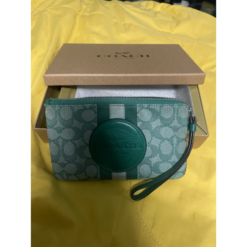 กระเป๋าคล้องมือcoachมือสองแท้7.5นิ้วx5นิ้ว