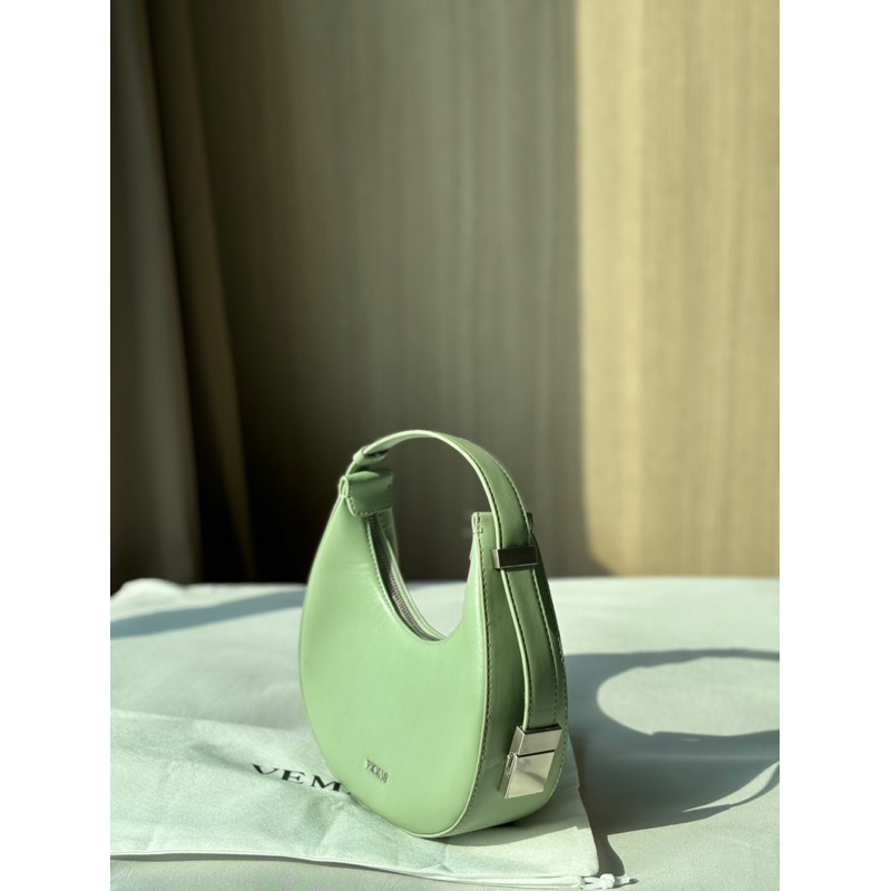 กระเป๋าทรง โฮโบ ปรับได้ 2 ระดับจากแบรนด์ Vemar