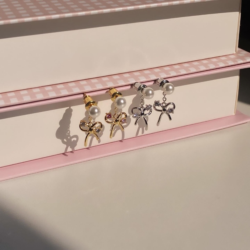 Petite Olivia Ribbon Drop ต่างหูไข่มุกห้อยโบว์ใส่ได้ 2 แบบ