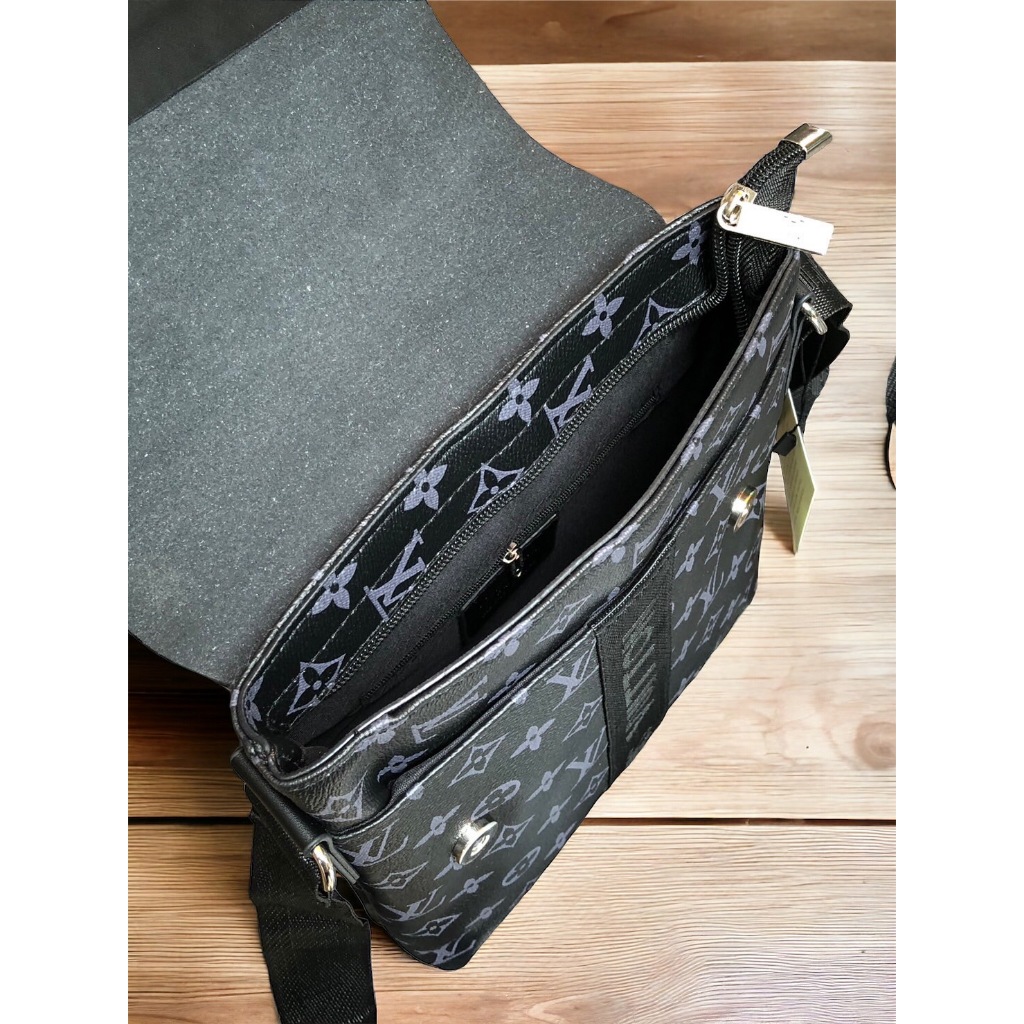 กระเป๋าสะพายข้างผู้ชายขนาด 10 นิ้ว(25cm*23cm*5cm)สินค้าพร้อมส่งรับประกันสินค้าตรงปก 100% จัดส่งรวดเร็ว - รูปที่ 3