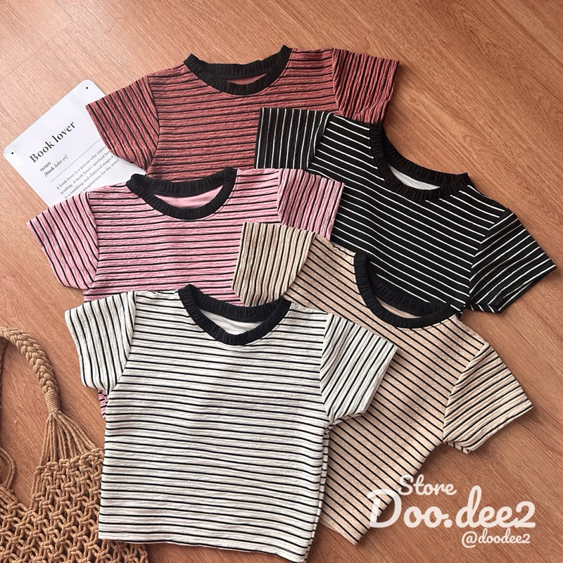 DOODEE2 เสื้อครอปคอกลม ลายทางผ้าท็อปฟี่
