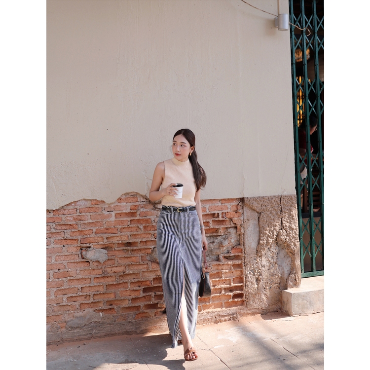 เสื้อนิตติ้งนุ่มแขนกุดคอปิด มี 4 สี : สีดำ , สีน้ำตาลเบจ , สีขาวครีม , สีแดงไวน์