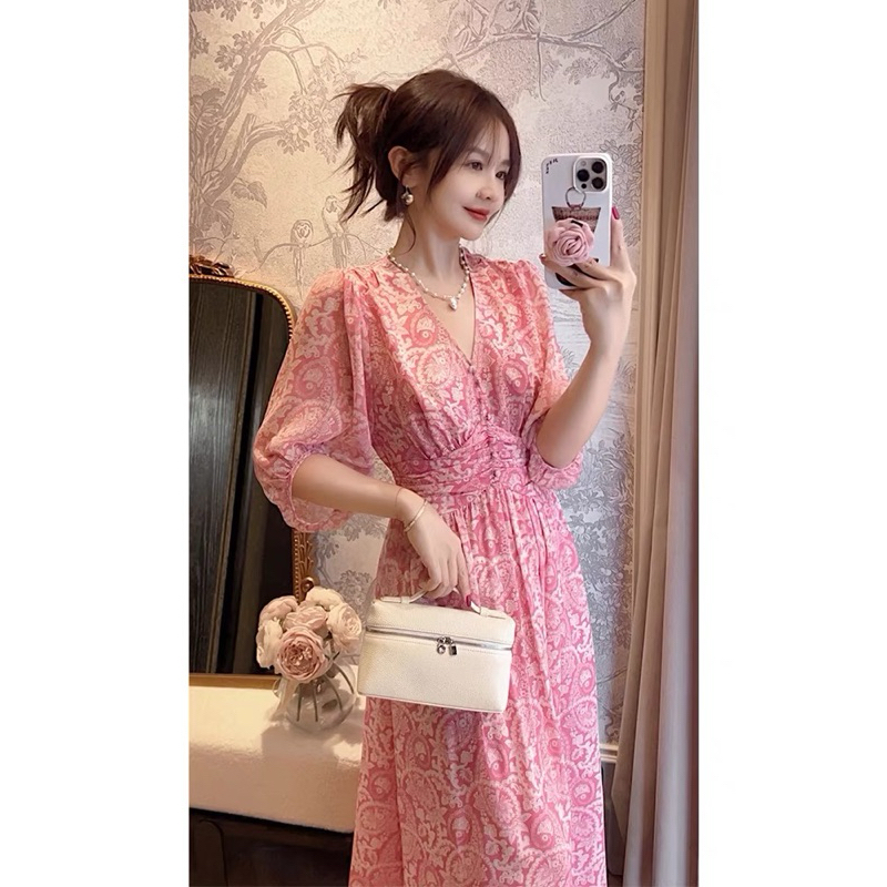 เดรสยาว พิมพ์ลาย สีชมพู แขนพอง แต่งกระดุมจับจีบช่วงอก สไตล์เรียบหรู – โปรปัง
