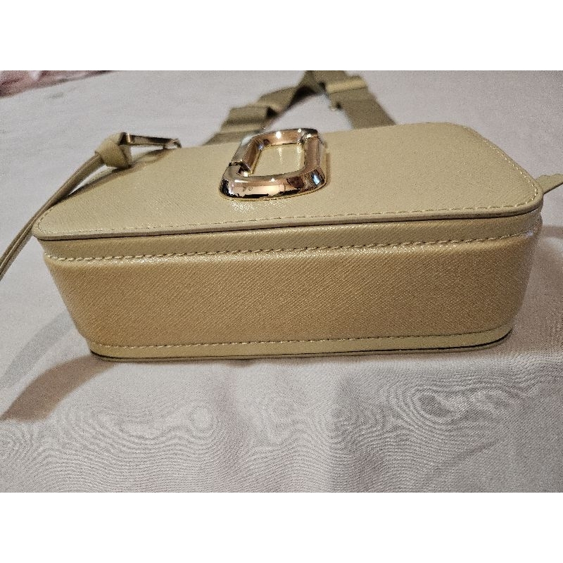 March jacob ทรงกล้องของแท้ ใช้น้อยมาก สีครีมผู้ดี