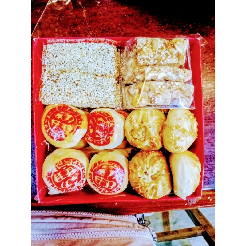 ขนมแต่งงาน4อย่าง ไว้สำหรับแจกญาตผู้ใหญ่ขนมเปี๊ยะมีหลายไส้อาจจะจัดไม่เหมือนตามแบบ ไส้ถั่ว ไส้ฟัก ไส้เค็ม