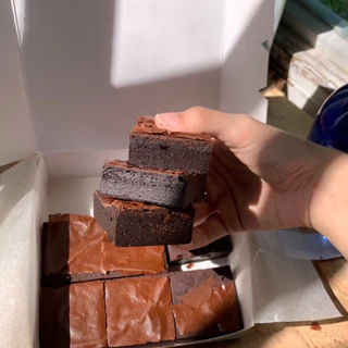 Fudge Brownie เมอร์เกอรี่บราวนี่ฟัดจ์ เนื้อหนึบหนับกำลังดี หวานขมเข้มข้นกลมกล่อม