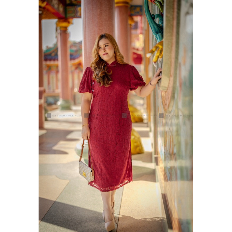 DR266 เดรสกี่เพ้าลูกไม้แดง แดงแบบสวยหรู ต้องกี่เพ้าคอลนี้ ผ้าลูกไม้นำเข้า นุ่ม ยืดหยุ่น ใส่สบาย คล่องตัว เป๊ะเวอร์