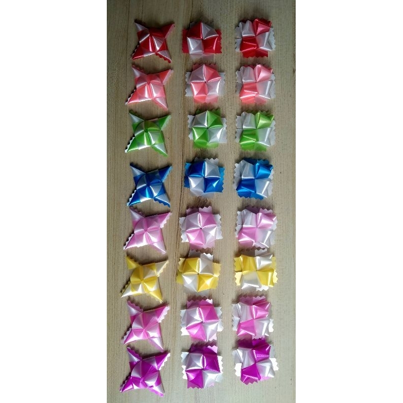เหรียญโปรยทาน มีทั้งหมด 3 แบบ (ใส่เหรียญแล้ว) 1 ชุดได้ 50 ชิ้น