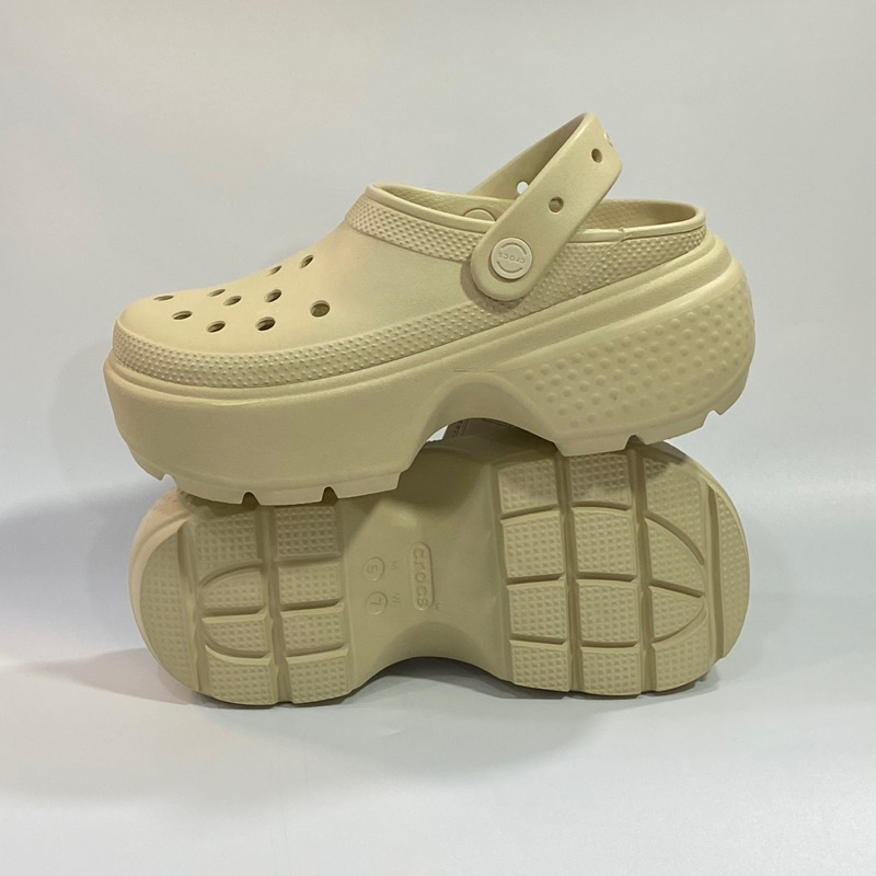 CROCS Stomp Clog รองเท้าลำลองผู้ใหญ่ 209347-2Y2 พร้อมส่งในไทย