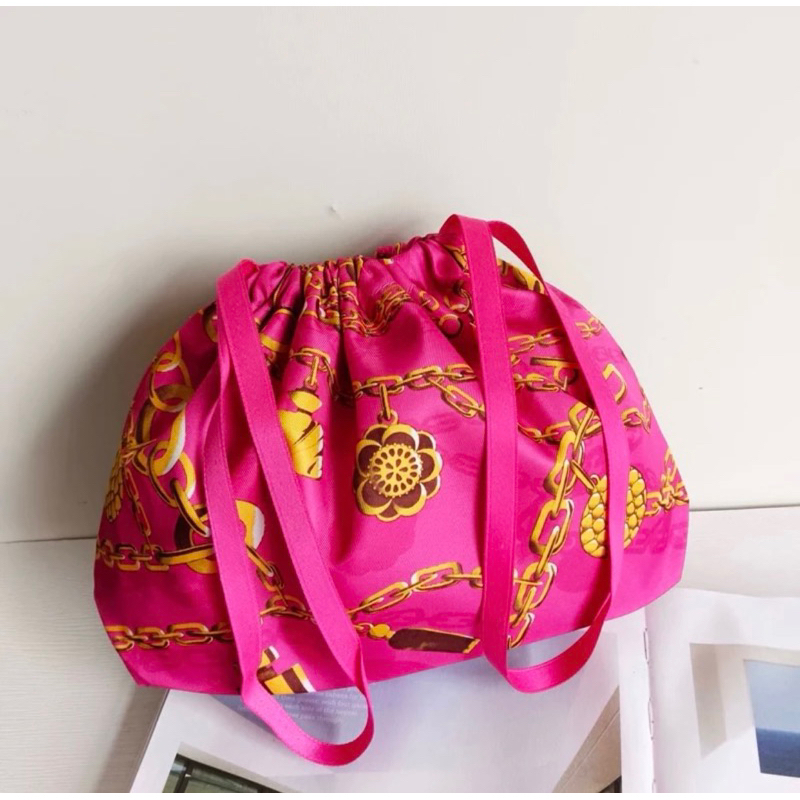 Estee Lauder Pink Print Drawstring Pocket Bag กระเป๋าหูรูดสีชมพูเอสเต้ เนื้อผ้า ซาติน