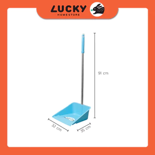 LUCKY HOME ที่โกยผงพลาสติกคละสีด้ามจับยาวสแตนเลส No.019 ขนาด (กว้างxยาวxสูง) 32 x 35 x 91 cm