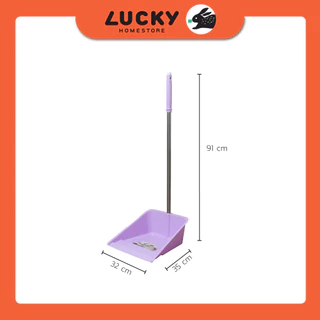 LUCKY HOME ที่โกยผงพลาสติกคละสีด้ามจับยาวสแตนเลส No.019 ขนาด (กว้างxยาวxสูง) 32 x 35 x 91 cm