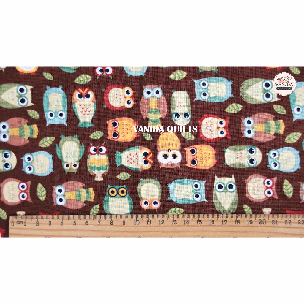 ผ้าคอตตอนเกาหลี ลายนกฮูกเล็กพื้นน้ำตาลเข้ม Cotton แท้ 100% สำหรับตัดเสื้อผ้า กระเป๋า ผ้านวมควิลท์ ขน