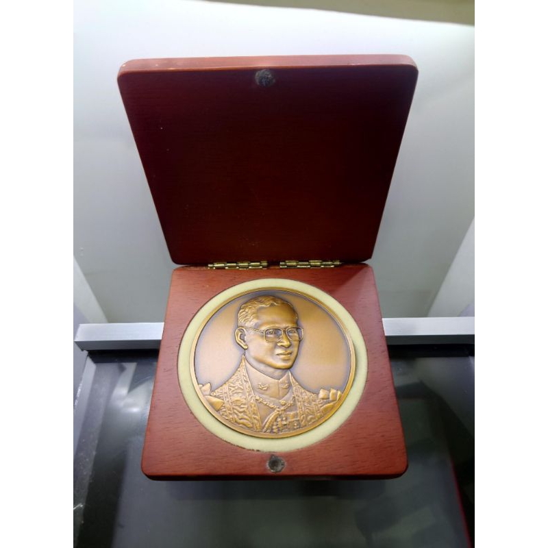 เหรียญ เนื้อทองแดงรมดำ พระรูป ร.9 ขนาด 7 เซ็น เหรียญที่ระลึกพิธีเปิดทำการศาลรัฐธรรมนูญ พร้อมกล่องไม้เดิม ปี พ.ศ.2543 #ร9