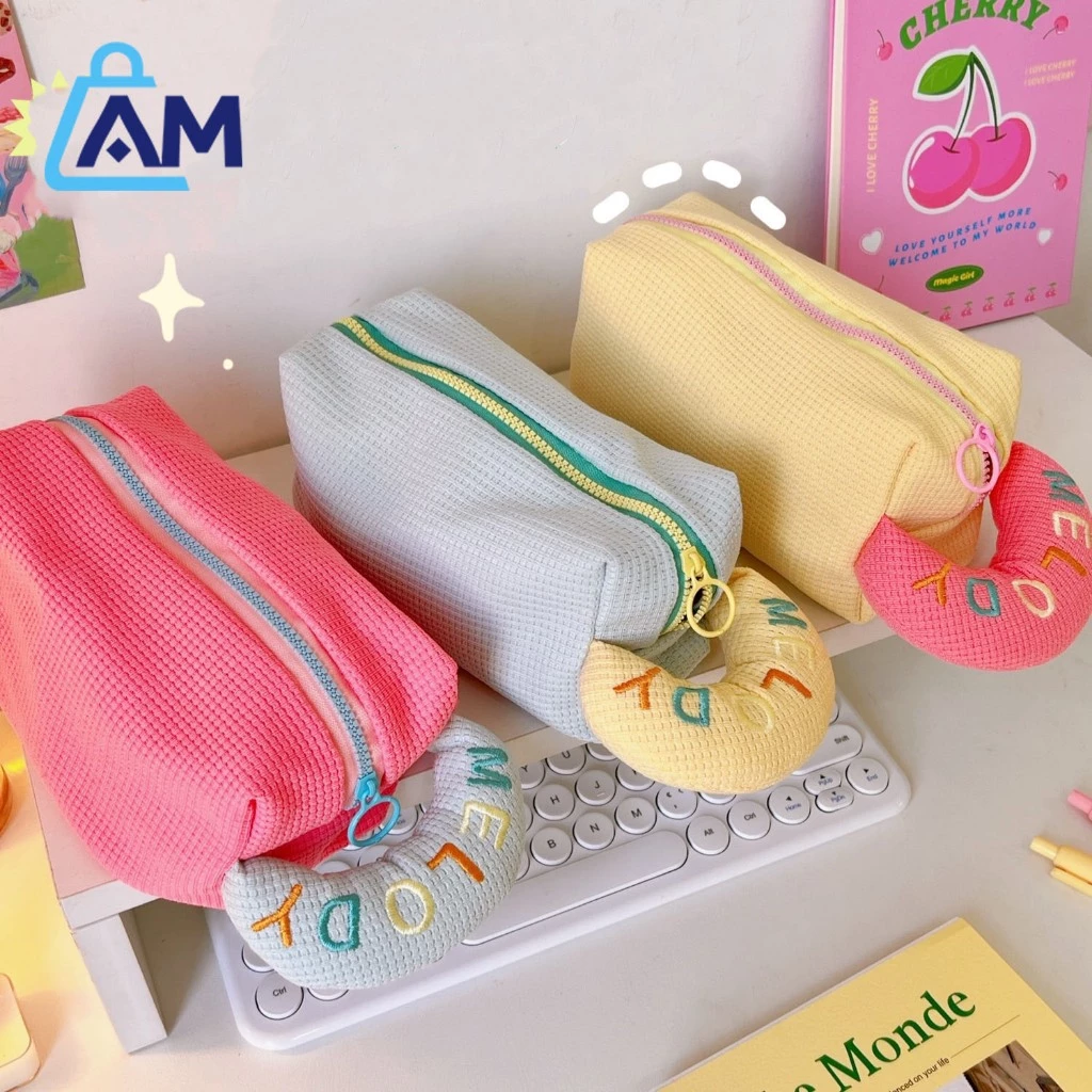 AmBag ✿ กระเป๋า ถุงดินสอ กระเป๋าเครื่องสําอาง แบบพกพา สําหรับเดินทาง ผ้าสักหลาดนิ่ม แฟชั่นสําหรับผู้หญิง สีแคนดี้