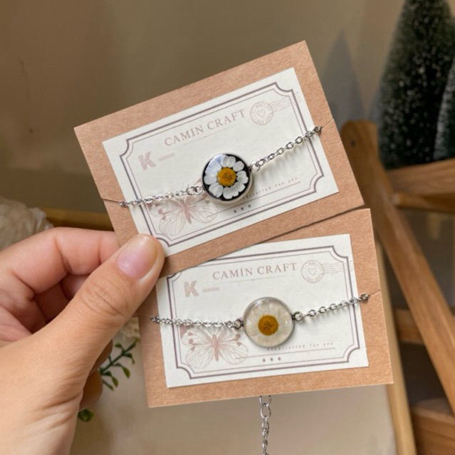 • Camin Craft • สร้อยข้อมือเรซิ่นดอกไม้ สายสแตนเลส จี้ถาดสี
