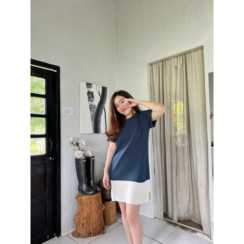 เดรสรุ่น Kimmie สีกรม-ขาว จากแบรนด์ 93favorsofficial