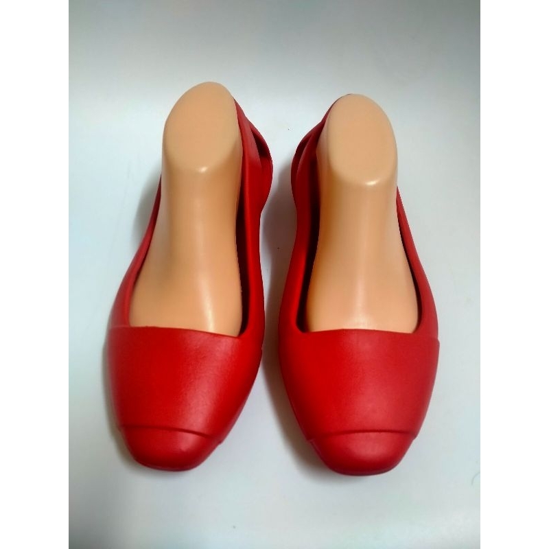 Crocsรองเท้ามือสองสีแดง