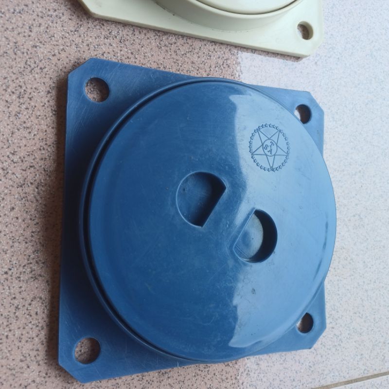 ฝาส้วมพลาสติดpvcขนาด6นิ้วหนาพิเศษเหยีบไม่แตกคละสีขายนะครับ