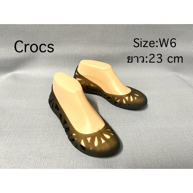 Crocs คร็อคส์  รองเท้าแบบสวมสายฉลุ สีเทาใส รองเท้าเพื่อสุขภาพ มือสองของแท้ สภาพดีมาก