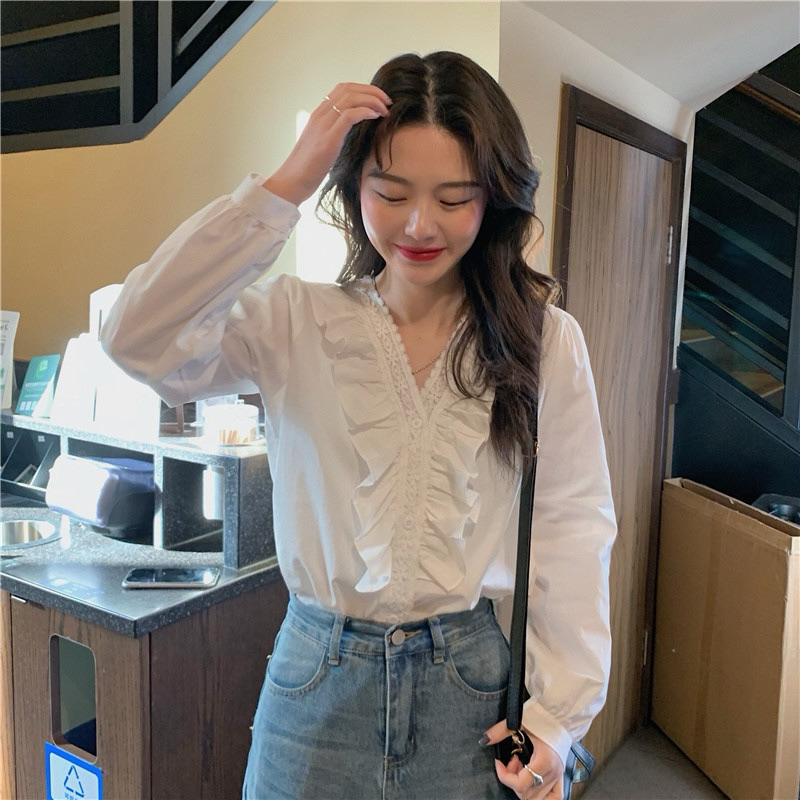 เสื้อแขนยาวคอวีแต่งระบาย