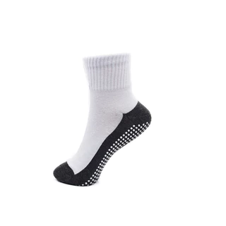 (Tomtam) Socksy ถุงเท้าขาวพื้นเทากันลื่น มีปุ่มกันลื่นถึง 300 ปุ่ม นุ่ม กระชับ ทนทาน
