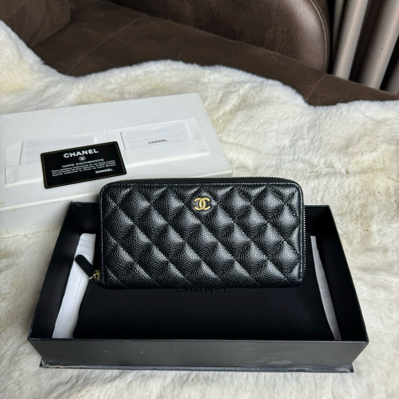 Like new ‼️ Chanel zippy long caviar wallet  holo25  สภาพสวยมาก โดยรวมยังดูใหม่เลยค่า ขอบมุมสวย  ภายในสะอาด หนัง