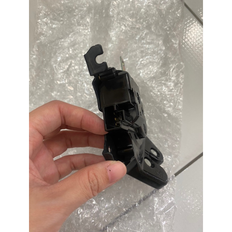 กลอนฝาท้าย มาสด้า2 skyative 4ประตู แท้ศูนย์ กลอนฝาปิดท้าย - รูปที่ 2