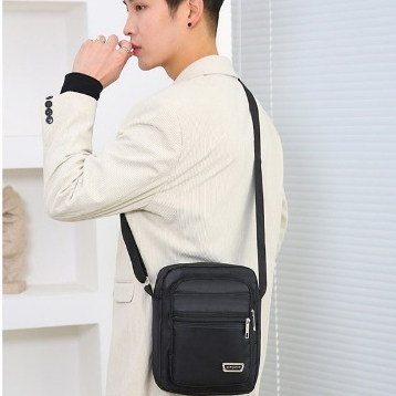 กระเป๋าสะพายข้างสำหรับผู้ชายมีหลายช่องใส่ของได้ ใส่ของได้เยอะ