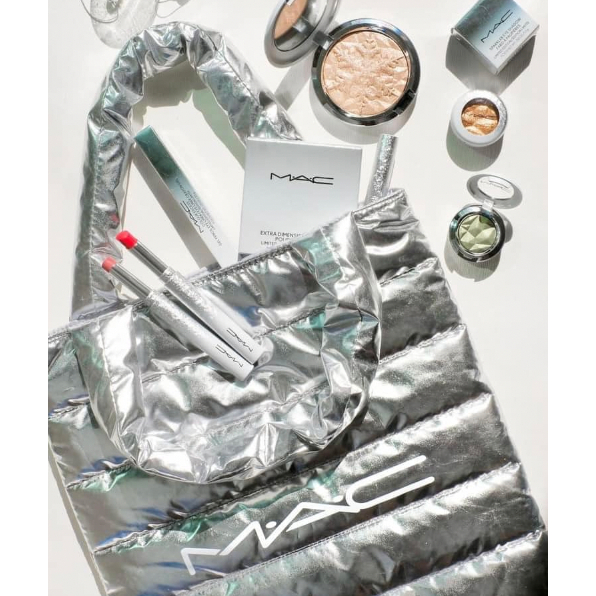 MAC Limited Edition Holiday Tote Bag 28 x 35 cm  สีเงินเมทัลลิค กระเป๋าถือของแถม