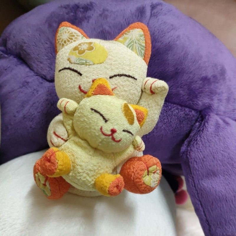 ตุ๊กตาญี่ปุ่นมือสอง แมวกวักผ้าญี่ปุ่น อุ้มน้อง หูสีส้ม ขนาด ประมาณ 3 นิ้ว