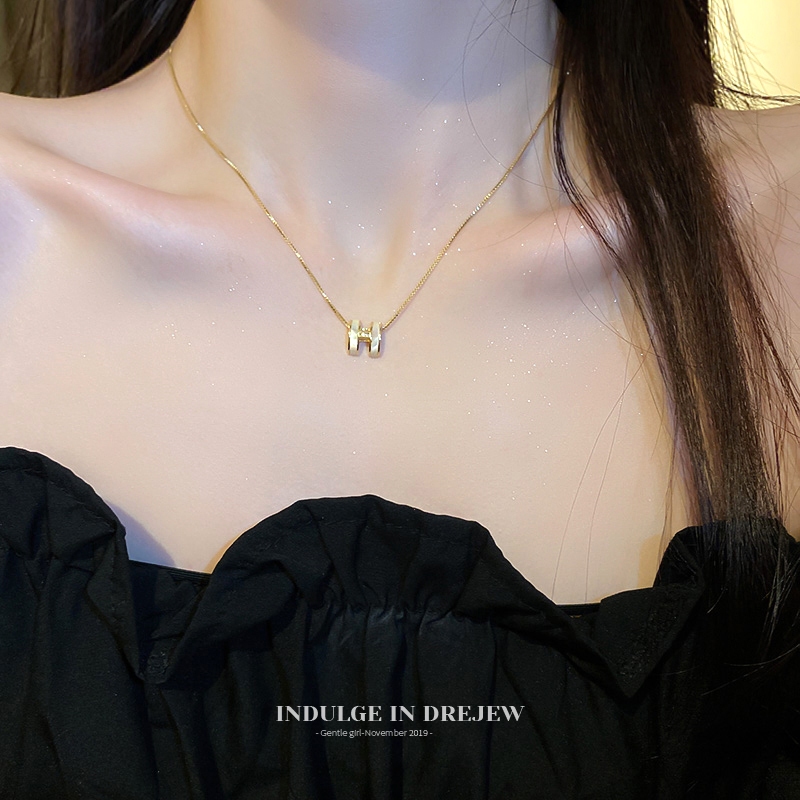 【จัดส่งจากกรุงเทพ】H สร้อยคอผู้หญิงสไตล์ร้อนหรูหรา niche อารมณ์ high-end สีไม่ซีดจาง clavicle CHAIN ​​อุปกรณ์เสริม