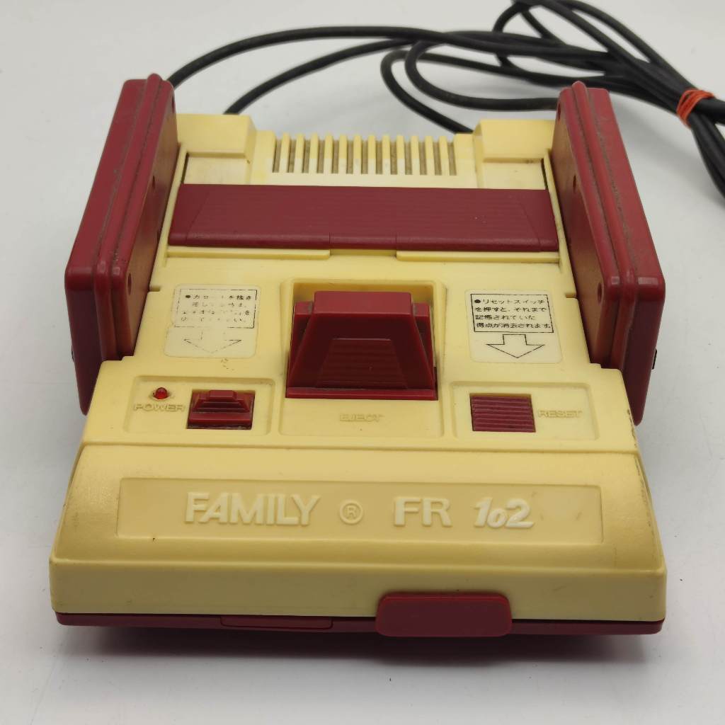 Family FR 102 ขาวแดง เฉพาะตัวเครื่อง [เสีย JUNK] เทสแล้ว ไฟไม่เข้า เล่นไม่ได้ Famicom [FC]