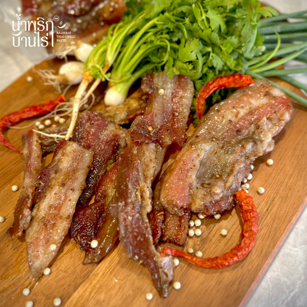 ส1 หมูแดดเดียวสมุนไพร เนื้อนุ่ม หอมเครื่องเทศ สูตรน้ำพริกบ้านไร่ รสชาติกลมกล่อม (สามชั้น) ขนาด 200 กรัม