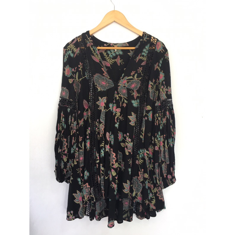 Free People อกหน้าผ้า 47 นิ้ว *ลูกไม้บ่าหลังขาด ขุยนิดหน่อย* ยาว 29-33 ผ้าเรยอนย่น made india