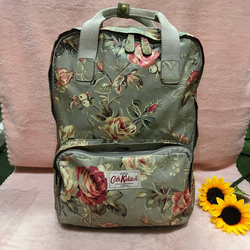 Cath Kidston เป้ ของแท้💯 ฐาน 11 นิ้ว สูง 15 นิ้ว น้ำหนักเบา มีช่องใส่ Laptop สภาพดี พร้อมใช้งาน