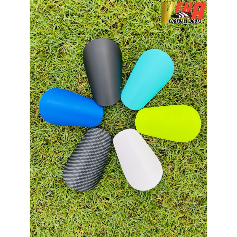 สนับแข้งจิ๋ว6สีแบบสีคาร์บอน⚽️สีดำ⚫️สีขาว⚪️สีน้ำเงิน🔵สีเขียวนีออน🟡สีมินท์☑️สินค้าพร้อมส่งในไทยไวปานจรวด