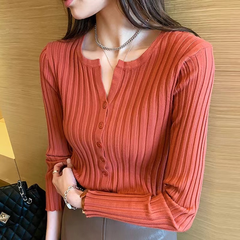 [DODO] พร้อมส่ง เสื้อสเวตเตอร์ถัก ไหมพรมแขนยาวคอวีกระดุมหน้าน่ารัก (9382)