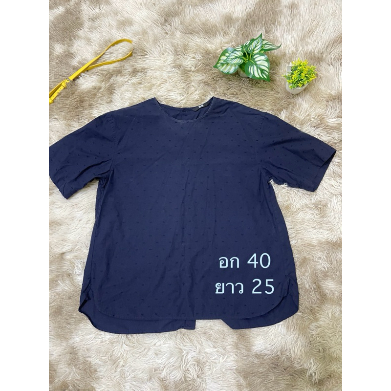 เสื้อสีกรม UINQLO กระดุมหลัง