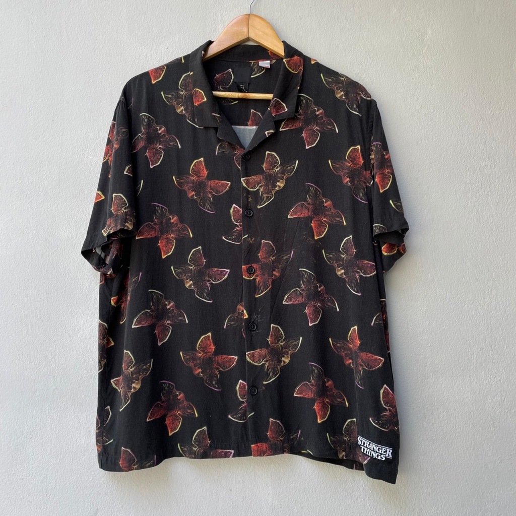 เสื้อ Stranger Things x H&amp;M Patterned Resort Collections 2019 Limited Edition Shirt Size L ของแท้100%