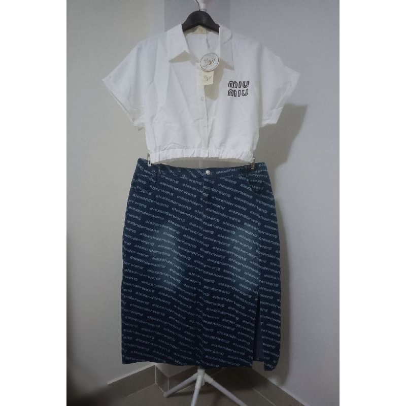 (4xl) พร้อมส่ง🌷ชุดเซท 2 ชิ้น เสื้อคอปกสีขาวกับกระโปรงยีนส์ยาวผ่าข้าง งานป้าย SN Brand แท้ มือ1 ป้ายห