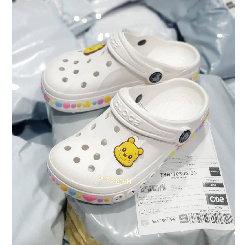 โปรใหม่ซื้อ 1 แถมตุ๊กตา 2ชิ้นฟรี รองเท้าเเตะเด็ก Crocs Kids ไซร้ 25 ถึง 35 ผลิตจากยางอย่างดี นิ่ม เบา ไม่ลื่น