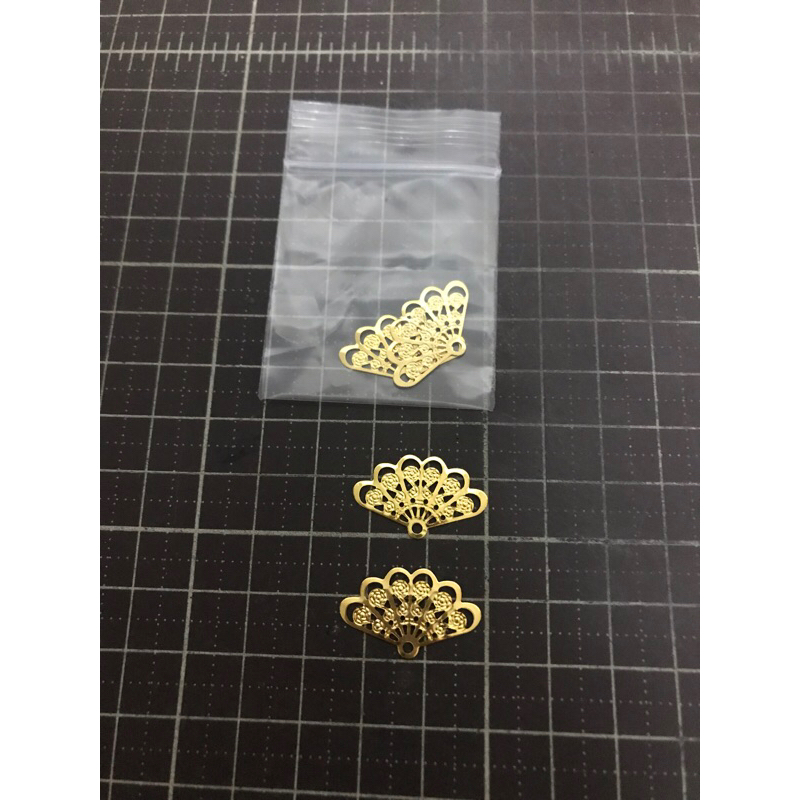 KHMรหัส 763B แผ่นโลหะฉลุสีทองรูปพัด(เล็ก) ขนาด 2.3*1.4 ซม. 2ชิ้น ราคา 12 บาท